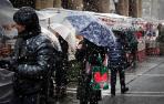 Animación en el mercadillo de San Blas de Pamplona, pese a la nieve y el frío