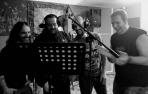 Desde la izquierda, el Piñas, Kutxi Romero, Raúl Vital y Gabri, grabando la canción para la AECC.