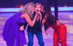 Las finalistas Sarina Nowak (izda.) y Sarah Lombardi, besando a John en la gala del domingo.