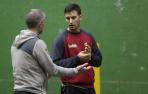 Urrutikoetxea conversa con Rubén Beloki mientras se masajea la zurda que le ha mantenido un mes fuera de la competición.