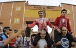Pablo Hermoso de Mendoza y su hijo Guillermo salen a hombros  de la plaza de toros de Sangüesa, el pasado septiembre.
