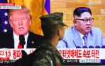 Un soldado surcoreano, frente a una pantalla con Donald Trump y Kim Jong Un en Seúl.