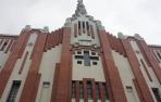 Fachada de los Paúles con la cruz, obra del arquitecto Víctor Eusa.