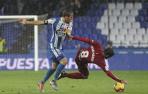 Fran Mérida cae al suelo durante una jugada frente al Dépor en Riazor.