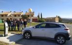 Se ha instalado un punto de recarga de vehículos eléctricos -gratuito- junto al campo de fútbol.