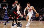 Marc Gasol defiende a Blake Griffin.