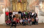 Miembros de la Asociación de Amigos del Camino de Santiago de Navarra, en la recepción que les tributó Yesa en la iglesia de San Esteban.