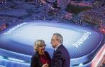 El presidente del Real Madrid, Florentino Pérez, y la alcaldesa de Madrid, Manuela Carmena , durante la presentación de la reforma del estadio Santiago Bernabéu, este martes, en Madrid.