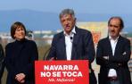 Koldo Martínez, escoltado por Uxue Barkos y Daniel Innerarity, en un acto de Geroa Bai.