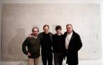El compositor Juanjo Eslava (i), autor de la ópera 'Oteiza' que se estrenará en Pamplona en mayo, junto al bajo estadounidense Nicholas Isherwood (2i), el director musical Nacho Paz (2d) y el gerente Txema Lacunza (d), posan en el interior del Museo de Navarra.