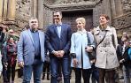 Santos Cerdán, Pedro Sánchez, Yolanda González, alcaldesa de Viana, y María Chivite, ante la iglesia de Santa María de la Asunción de Viana.