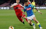 Monreal disputa un balón a Lorenzo.