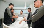 Iker Casillas recibe la visita de Pepe y otros compañeros del Oporto.
