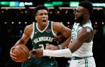 Antetokounmpo, frente a Jaylen Brown.