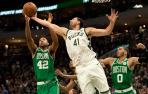 Mirotic disputa el rebote a Al Horford.