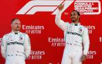 El piloto británico de Mercedes, Lewis Hamilton, celebra en el podio de Montmeló su victoria ante Bottas