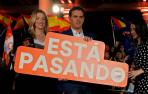 Albert Rivera sostiene un cartel electoral en Valencia.