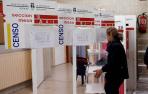 Trabajadores del Ayuntamiento de Pamplona durante la colocación de los paneles, urnas y papeletas en un colegio electoral de la capital navarra.