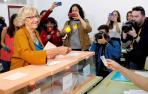 La alcaldesa de Madrid y aspirante a la reelección de Más Madrid, Manuela Carmena, ha ejercido su derecho al voto