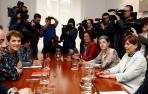 La secretaria general del PSN, María Chivite (i), y la presidenta de Navarra y líder de Geroa Bai, Uxue Barkos, en el inicio de la reunión.