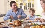 Una familia, durante la comida