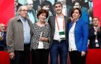 La familia de Undiano Mallenco le arropa en su homenaje.