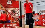 Pau Gasol con muletas, en el acto de presentación de la Pau Gasol Academy by Santander