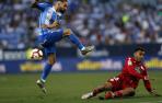 El defensa del Málaga Miguel Ángel Cifuentes chuta el balón ante el delantero argentino del Deportivo de La Coruña Matías Nahuel.