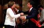 Ada Colau y Manuel Valls se abrazan tras el nombramiento de la primera como alcaldesa de Barcelona.