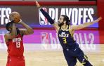 Ricky Rubio intenta taponar el tiro de Harden.