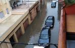 El agua anegó la calle La Ribera de San Adrián.