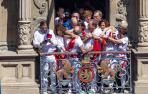 Forcejeo en el chupinazo por intentar colocar la ikurriña en un balcón del Ayuntamiento de Pamplona.