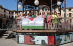 LOS PROTAGONISTAS Integrantes de la AECC posaron en el quiosco de la plaza de los Fueros y ante la emblemática Casa del Reloj, desde donde lanzarán el cohete el próximo miércoles.
