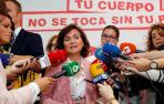 La vicepresidenta del gobierno Carmen Calvo, realiza declaraciones durante su visita al Centro de Igualdad en la localidad madrileña de Móstoles.