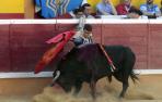 Jesulín de Ubrique recibe pegado a tablas a Mágico, primer toro de la tarde.