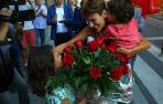 Los dos hijos de María Chivite le esperaban cerca de la sede socialista con un ramo de rosas rojas y una bandera del PSOE.