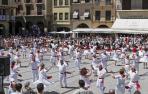 Los ex danzaris bailan la Era en homenaje al folclore estellés
