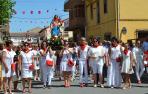 Las mujeres que llevaron las andas de la Virgen del Rosario, encabezaron también la procesión que recorrió el centro de la localidad.