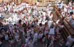 ¡QUÉ EMPIECE LA FIESTA! Decenas de vecinos se congregaron ayer en la plaza del Ayuntamiento de Barillas para ser testigos del inicio festivo.