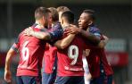 Los jugadores rojillos se abrazan después de uno de los dos tantos ante el De Graafschap.
