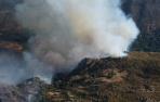 El trabajo nocturno de 200 efectivos contiene el incendio en Navalacruz (Ávila)