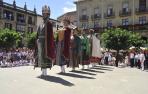 Los gigantes de Tafalla bailan la pieza Itzurun acompañados por la música de los gaiteros.