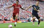 Nacho Monreal trata de frenar el avance del jugador del Liverpool Alexander-Arnold.