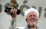 Pedro Almodóvar, con el León de Oro Honorífico.