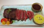 De vajillas únicas y carne cruda deliciosa