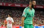 El delantero del Real Madrid, Karim Benzema, celebra su gol frente al Sevilla.