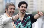 Los actores Ricardo Darín y Chino Darín, posan tras presentar su película 'La odisea de los giles', en el marco del 67 Festival de San Sebastián.