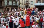 Las figuras de la Comparsa de Gigantes bailan la Jota de Cascante ante la imagen del copatrón de la localidad ribera.