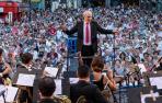Jesús Garisoain, que lanzará el Chupinazo, al frente de La Pamplonesa en el concierto presanferminero de 2018 en la Plaza Consistorial.
