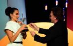 Penélope Cruz recibe el Premio Donostia de manos de Bono, de U2